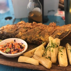 Pescao Frito con Yuca