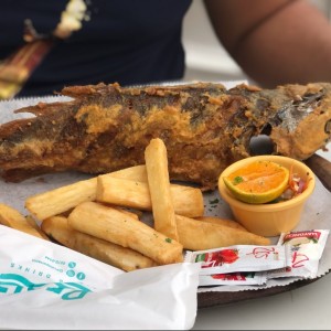 pescado entero con yuca 