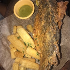 pescado entero con yuca frita