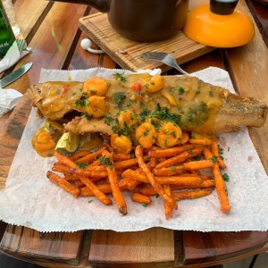 Pescado Entero con Salsa de Mariscos