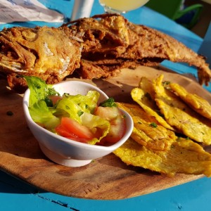 Pescado frito con patacones