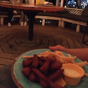 deditos de pollo con papas fritas