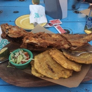 pescado frito con patacones 