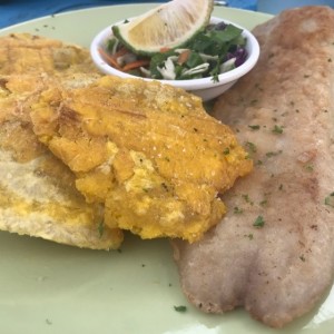 Filete de pescado a la plancha con patacones