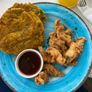 Dedos de pollo y patacones 