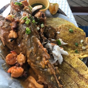 pescado en salsa de mariscos