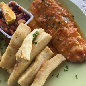 Filete de Pescado al ajo con yuca