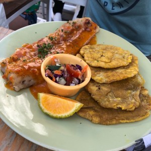 Filete de pescado al ajillo con patacones