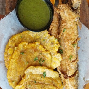 corvina frita con patacones 