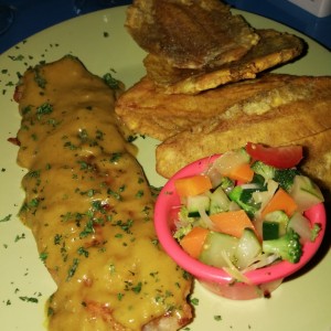 filete de pescado con salsa de curry y coco con patacones