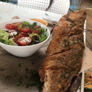 Pescado entero y ensalada