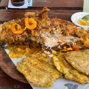 pescado frito con salsa de mariscos