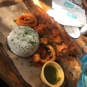 Pescado Frito con salsa de mariscos y arroz con coco