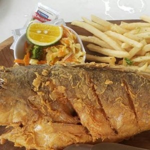 pescado frito con papas fritas