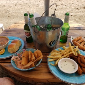 Sopa de Marisco, fish stick y cocktail de camarones. Ahh y unas Stella Artois