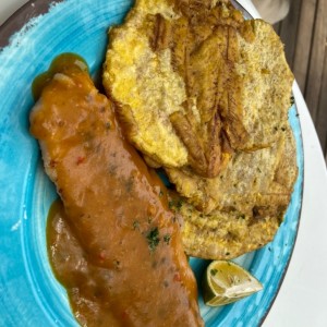 filete de pescado al ajillo con patacones