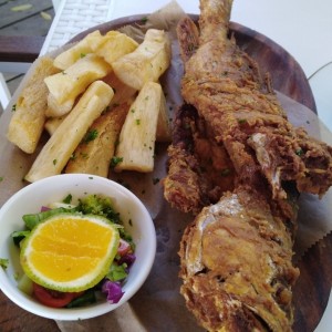 pescado entero frito