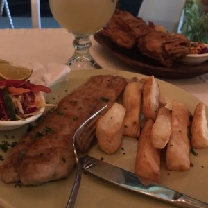 Filete de corvina apanado con yuca frita