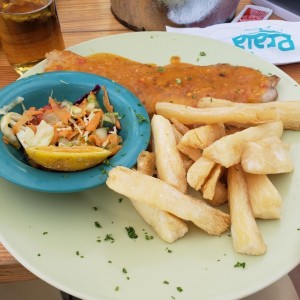 filete de pescado al ajillo con yucas fritas