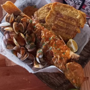 Pescado frito con almejas