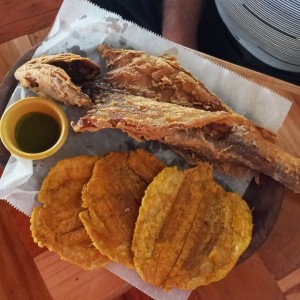 Pescado frito entero