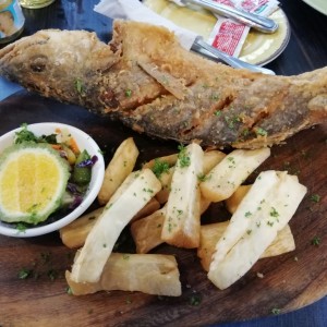 pescado entero frito