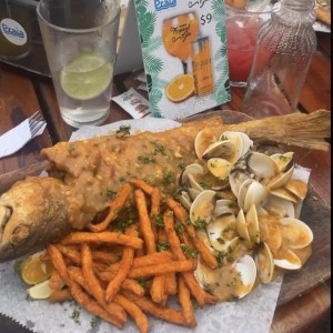 Pescado frito con almejas