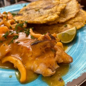 Pescado con salsa de mariscos