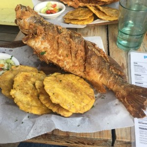 Pescado Frito con Patacones