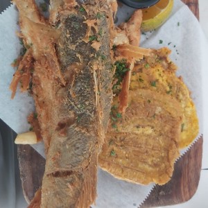 pescado frito con patacones 