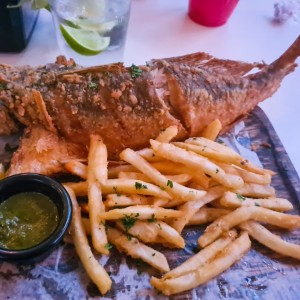 Pescado frito con papas.