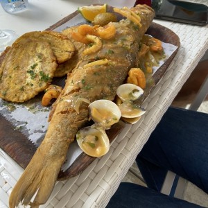 Pescado frito con mariscos