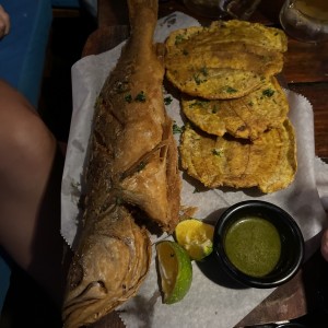 Pescado frito con patacones