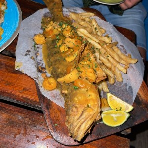 Pescado frito con camarones y papitas