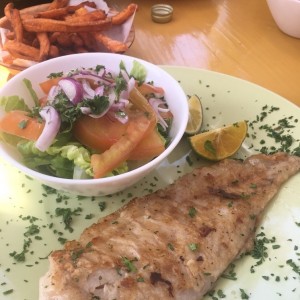 corvina, ensalada y camote frito