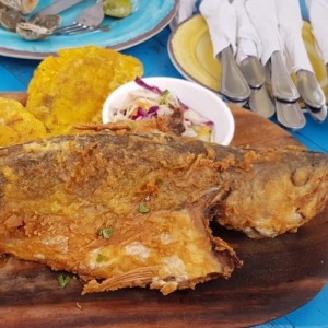 corvina Frita con Patacones 