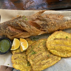 Pescado frito entero