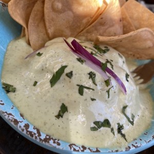 Ceviche de pescado con alioli de cilantro