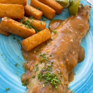 Filete de pescado en salsa de ajo