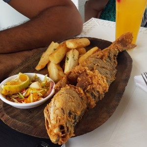 pescado frito con yuca frita