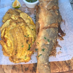 Pescado frito con patacones