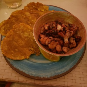 Pulpo al olivo y ajo + patacones