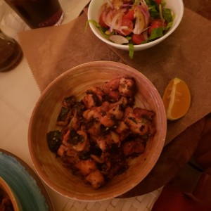 Pulpo al olivo y ajo + ensalada