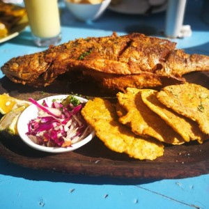 Pescado frito con patacones