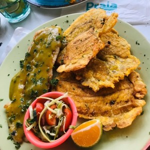 Filete de Pescado al Curry con Patacones