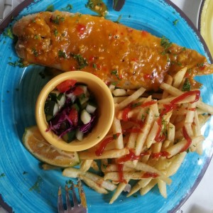 filete de pescado al ajillo con papas