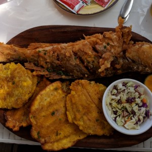 Corvina frita con patacones