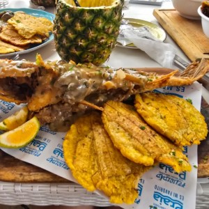 Pescado Entero Frito con salsa de mariscos