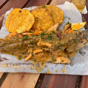 Pescado frito en salsa de mariscos