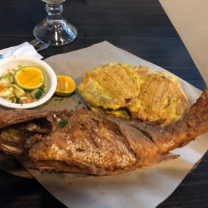 Pescado frito con patacones